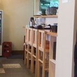 咲くら - 厨房前のカウンター席は狭め？
      この日は時間が遅いからか席利用はしてませんでしたね