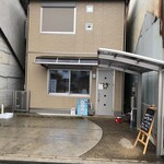 田村みたらし店 - 店前にも軽なら2台は停められる