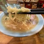 ラーメン 洞くつ家 - 家系でお馴染み…酒井製麺の麺　ズームアップ！