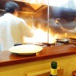 中国麺飯 勇 - 爆発炒め中！　熱した油に中華スープをいれて爆発！それでもやしを炒める。