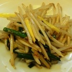 中国麺飯 勇 - もやしの爆発炒め。隠し味の香港くさやが味に深みを出す。