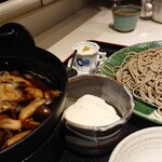 馬方そば屋 - 煮込みキノコのつけダレ蕎麦。トッピングとろろ芋の全景。