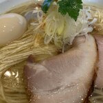 麺処 風人 - 「塩そば 肉2枚 味玉」「大盛」接写。配膳品を一目見て、私は心の中で拍手した。その麺！ 私の大好きな全粒粉配合麺なのである。麺のあちらこちらに粒状の色目の濃い部分がありが、胚乳だけを用いる通常の小麦粉と異なる全粒粉を使していることが一目瞭然であった。