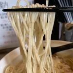 Mendokoro Fuujin - 「塩そば 肉2枚 味玉」「大盛」麺リフト。機械打ち角刃麺、店内奥の製麺機による自家製麺で、加水率は低め、ストレートの細麺となっている。しこしことして張りがあり、いわゆるパツンパツンの低加水率麺とは、少々異なる味わいであった。