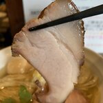 Mendokoro Fuujin - 「塩そば 肉2枚 味玉」「大盛」豚バラチャ－シューリフト。1枚目 は豚バラ肉のブロックチャーシュー。脂身は蕩けるような柔らかさであるが、赤身にはしっかりとした肉質感があって、「あっ肉だ！」と分かる歯応えが残されていると言う絶妙な仕上がりのものだ。