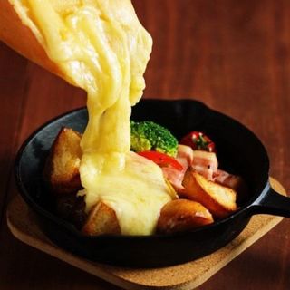 期間限定 満腹ラクレットチーズ 絶品肉食べ飲み放題3時間11品 5480円 3980円 ラクレットチーズ 肉バル グリルdeファーム 赤羽本店 赤羽 居酒屋 食べログ