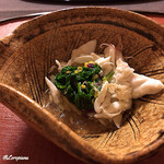 御料理 寺沢 - 菱蟹の剥き身に菊菜に食用菊2種