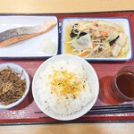 入間下藤沢食堂 - 鮭の塩焼、イカとキクラゲのうま塩だれ炒め、きんぴら、ご飯大