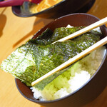 壱六家独立店 豚骨らーめん 道 - 秘技！海苔巻きライス！！