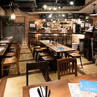 包租和惊喜在亚洲风格的空间里，享受愉快的用餐时光