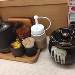 Katsuya - カウンター上の調味料と切り干し大根の壺