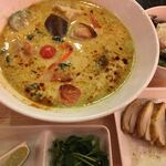 Thai Food Lounge DEE - グリーンカレーラーメンL ( ´θ｀) ランチセット
            タンドリーチキン ライム パクチー 付