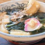 ふる里うどん  - 揚げもち入りわかめうどん
      海老天があれば紅白っぽいのにな