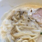 中華蕎麦 葛 - 泡々の下部分のスープ