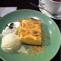 coci - 温かいバナナケーキ バニラアイスクリーム添え