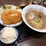 しゃお - チキンカツセット「750円」
出来立てのチキンカツが二枚に結構ある小ライス、ラーメンも美味しいですね♪