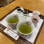 Osadaen Honten - サービスのお茶と抹茶羊羹
                        この日のお茶は「冬ほのか」と「やまぶきなでしこ」