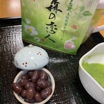 Osadaen Honten - 抹茶のアフォガードについてくる口直しのお茶。
      小豆はそのまま食べてもアフォガードに入れても。