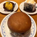 Komeda Kohi Ten - ケーキと比べてほしい大きなグラコロバーガー