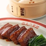 1 slice of pork belly with skin stewed in soy sauce (served with steamed bread)