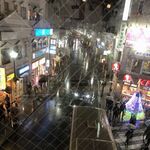 大倉山もつ肉店 - 雨の大倉山駅前