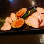 Grill&Bar Hi-Five - おやこせっと￥450。卵の薫製、チーズみたいでモッチリ美味しい！
                        鶏胸の薫製もさっぱり美味しい！