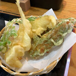 こだわり手打ちうどん 山 - ミニ定食には天ぷら（イカ天2個、ちく天２個、オマケのヨモギ天少量）が付いてる～