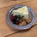 Cheese Cheers Cafe  - チーズケーキ 穴空きチーズを型どっていて可愛い❤️