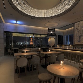 天井の高いアートに囲まれたバーフロア