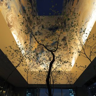 バルコニーの中央は吹き抜けのアート