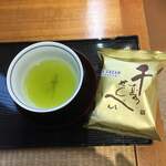 Kagurazaka Kogetsu - 千寿せんべいアイス350円（税抜）、サービスの緑茶
