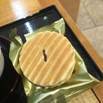 神楽坂 鼓月 - 料理写真:千寿せんべいアイス　開封後
