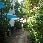 Hotel Penaga - パラソルが並ぶ小道