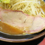 豚骨醤油ラーメン 王道家 - チャーシュー