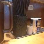 蕾 - 【2020.1.8(水)】テーブルにある調味料と箸