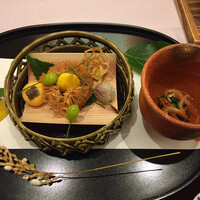 坐漁荘 - 先付け : 桜海老と菊花浸し
                    前菜 : 毱栗釜 栗黄身焼き、銀杏松葉刺し、紅葉蓮根 紅葉人参、柿百合根、巨峰しん引き揚げ、銀杏丸十 稲穂