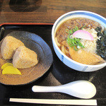 Karafurushokudou - カラフルうどん定食500円。牛肉・ワカメ・きつね・天かす・かまぼこがのったうどん＆かしわおにぎり2個のセットです。