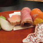 恵比寿　くろいわ - 桜麩と鴨と卵をまいたサーモンの串。