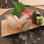 恵比寿　くろいわ - お造りです。アオリイカ、サヨリの昆布〆に3日寝かしたメジマグロ。