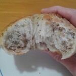 ブーランジュリー ベック - 生地にはりんご、紅茶の茶葉、胡桃が入っています