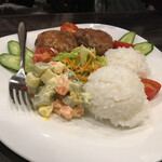 イフ　モンゴル - これはロシア料理(ルーマニア料理)、テフテール。ペルシャ料理コフタを発祥とする肉団子。テフテールは米を混ぜて作る。