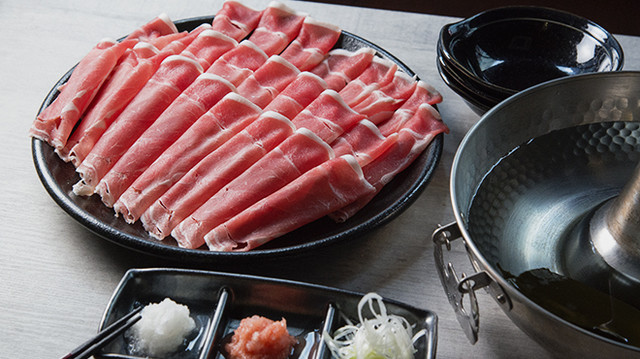 生でも食べられるラム肉 東京都内のしゃぶしゃぶの名店10選 Dayse