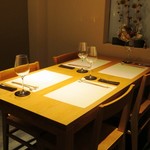 鮨処みやび - 落ち着いた雰囲気のテーブル席の個室