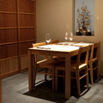 鮨処みやび - 周りを気にせず柔らかな個室空間