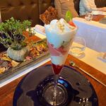 Reconnaissance - 苺パフェ 下からローズヒップのジュレ、ミルクのブランマンジェ、苺のソルベ、ピスタチオのアイス、オレンジリキュールのムース、一番上にアーモンドのチュールと苺