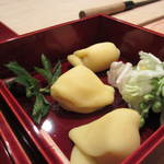 恵比寿　くろいわ - 和菓子（舞）です。花が添えられて。