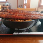 うな嘉 - 極み二本丼（横から）