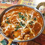 スビ・マハル - なかなか色鮮やかなカレー。今日のカレーはひよこ豆とチキンとジャガイモ