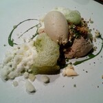 ete - メロンとアーモンドブランマンジェ抹茶のソース、エスプーマ、タイムやライムの香り