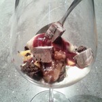 ete - 無花果とチョコレートのパフェ無花果のポルト酒ロースト、ゴルゴンゾーラのムース、くるみのアイス、チョコレートのムース・ベニエ・クランブル、オレンジのコンフィ等々。